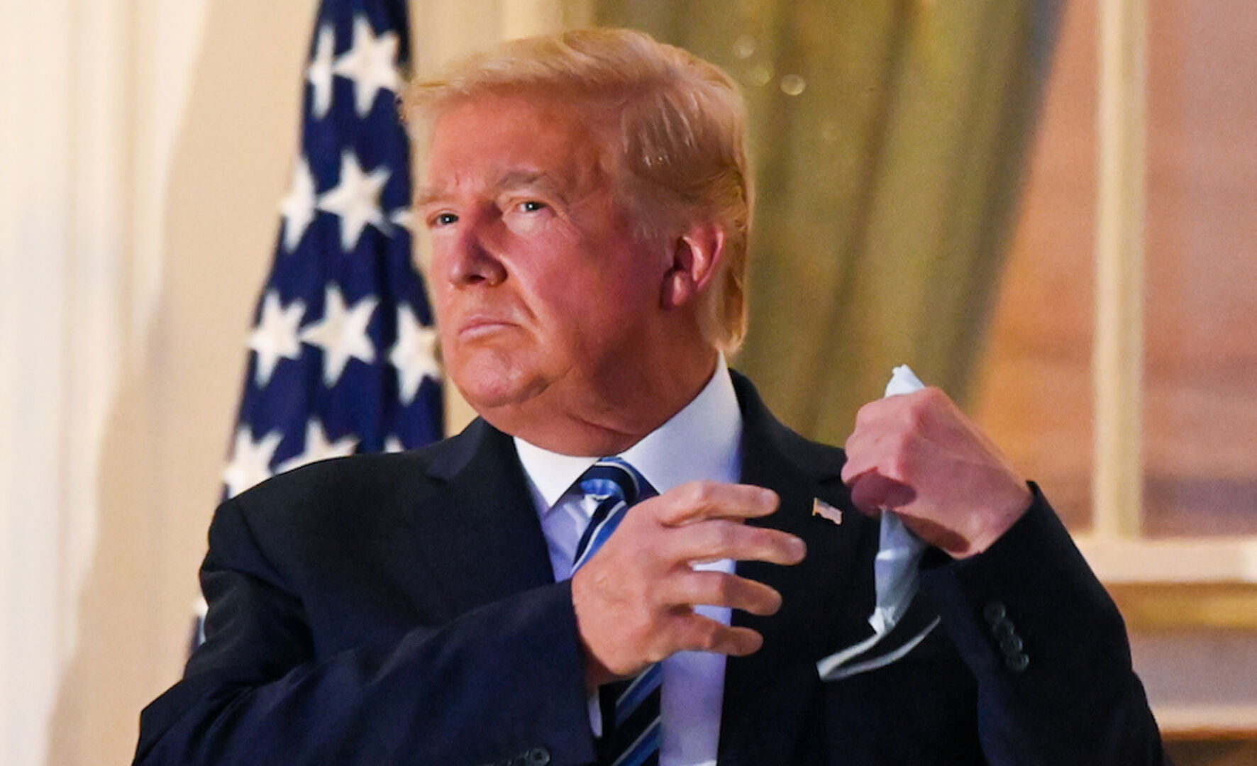 Präsident Donald Trump im Halbporträt vor einer amerikanischen Flagge