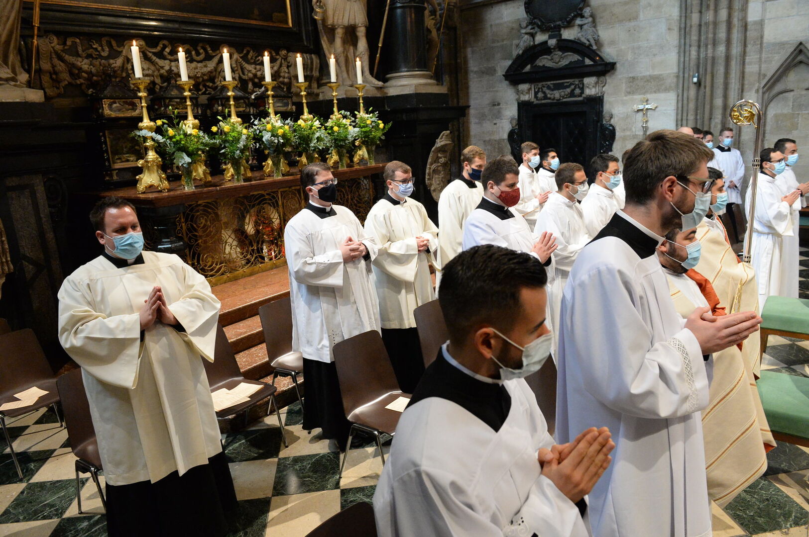 Priesterseminaristen beim Gottesdienst