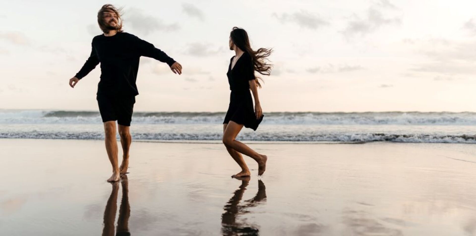 Liebespaar am Strand | Credit: iStock.com/Margaryta Basarab