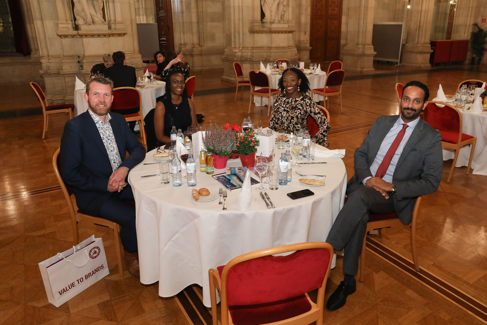 Galagäste beim Netzwerken