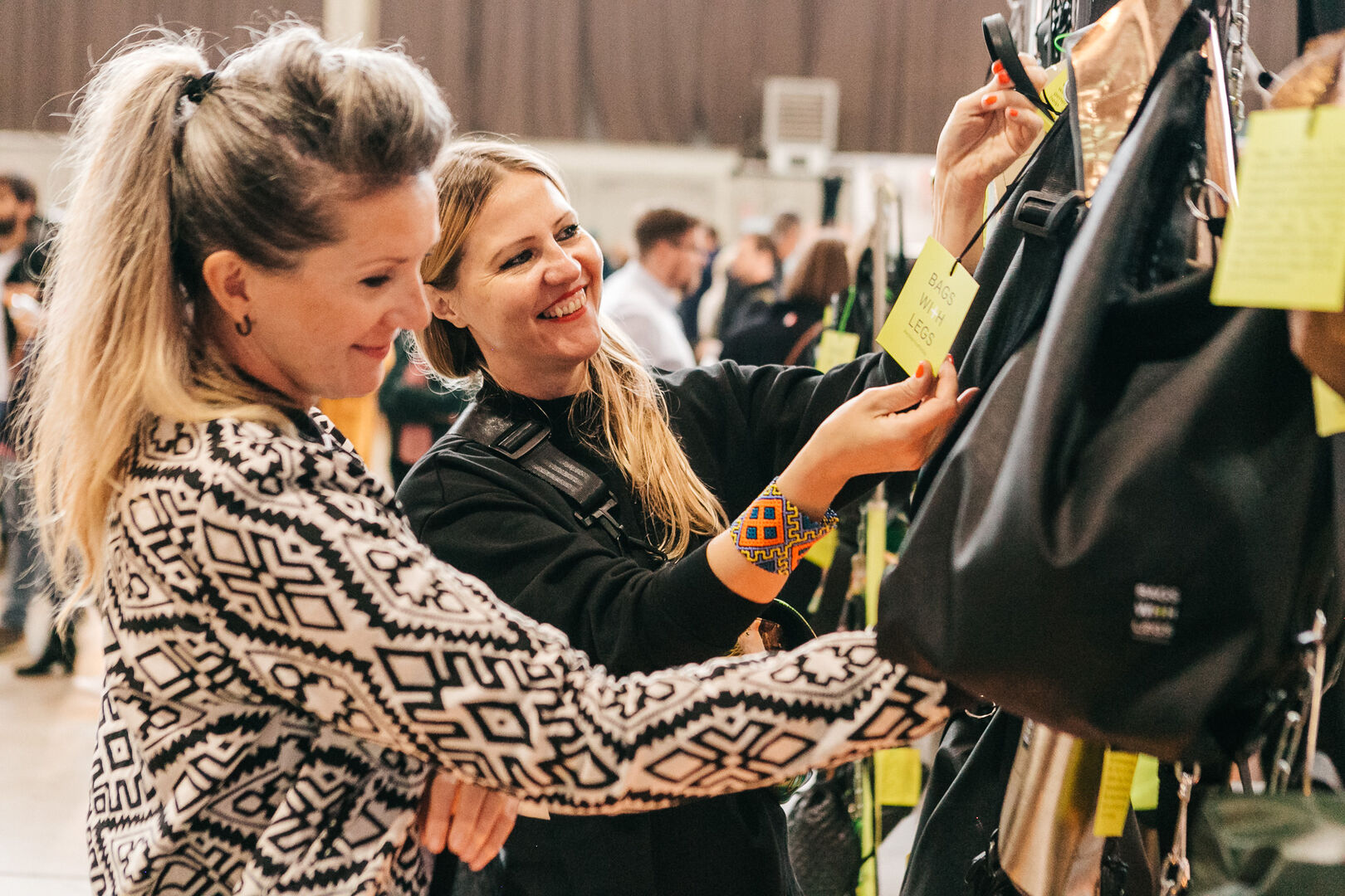 Frauen beim Handtaschenkauf