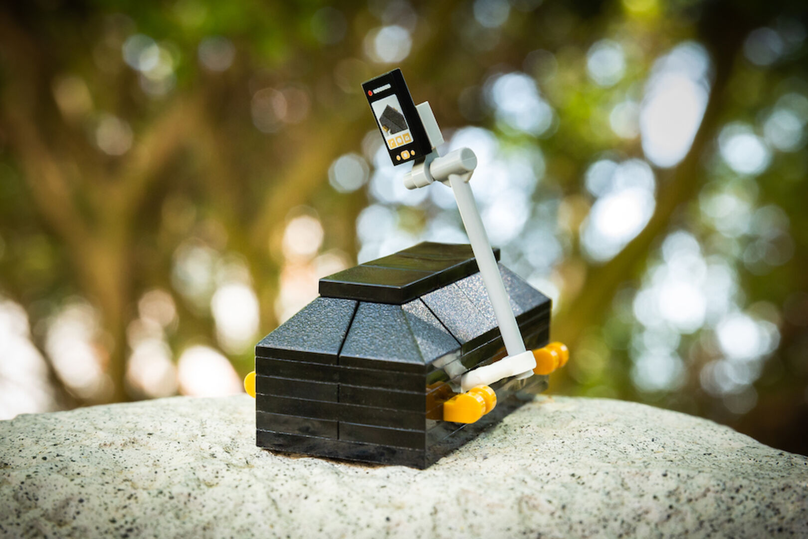 Ein Sarg aus Lego mit einem Selfiestick an der Seite