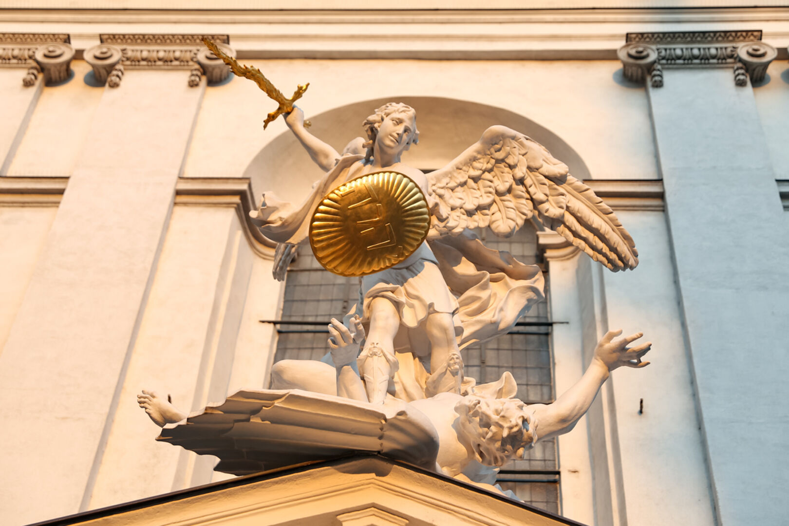 Statue am Tor zur Wiener Michaelerkirche