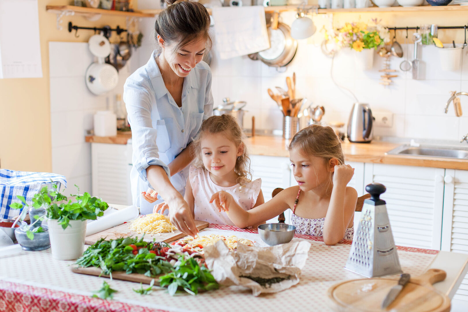 Pizzabacken mit Kindern. | Credit: iStock.com/Maryna Andriichenko