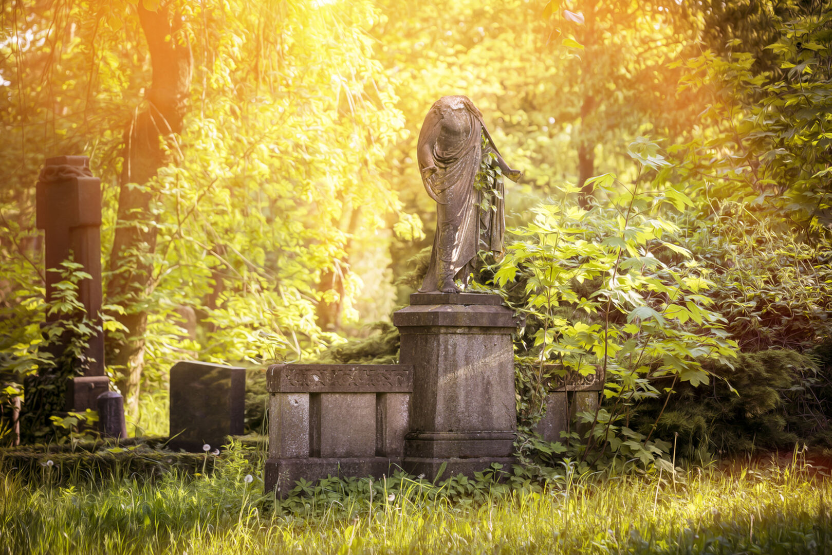 Statue am Friedhof