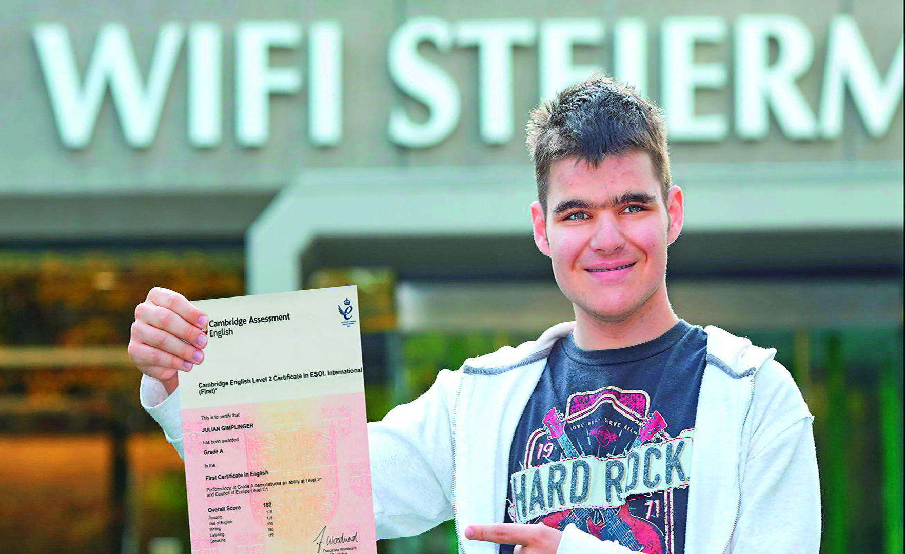 Julian Gimplinger präsentiert sein Cambridge-Certificate vom WIFI-Steiermark.