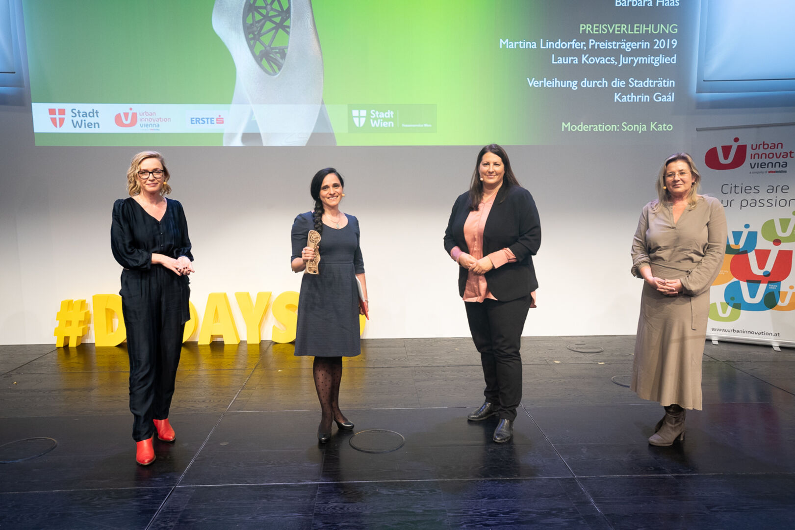Vier Frauen am Podium.