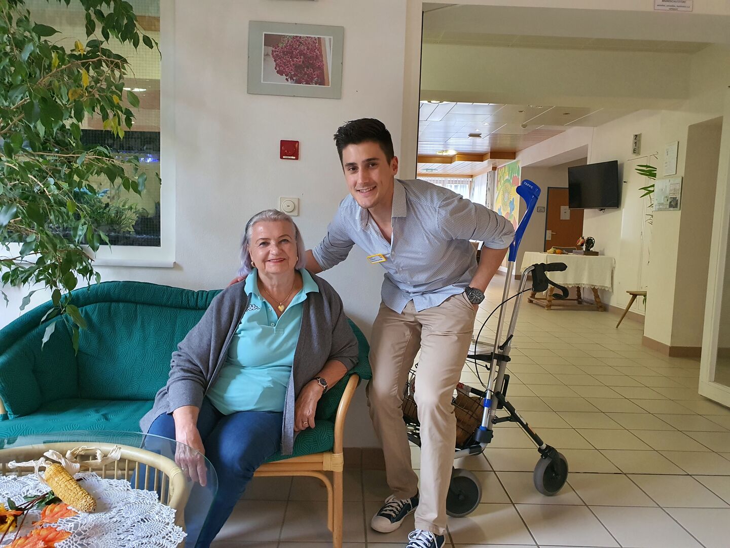 Elvedin Buljubasic mit Bewohnerin Marianne Ertl | Credit: Weekend Magazin