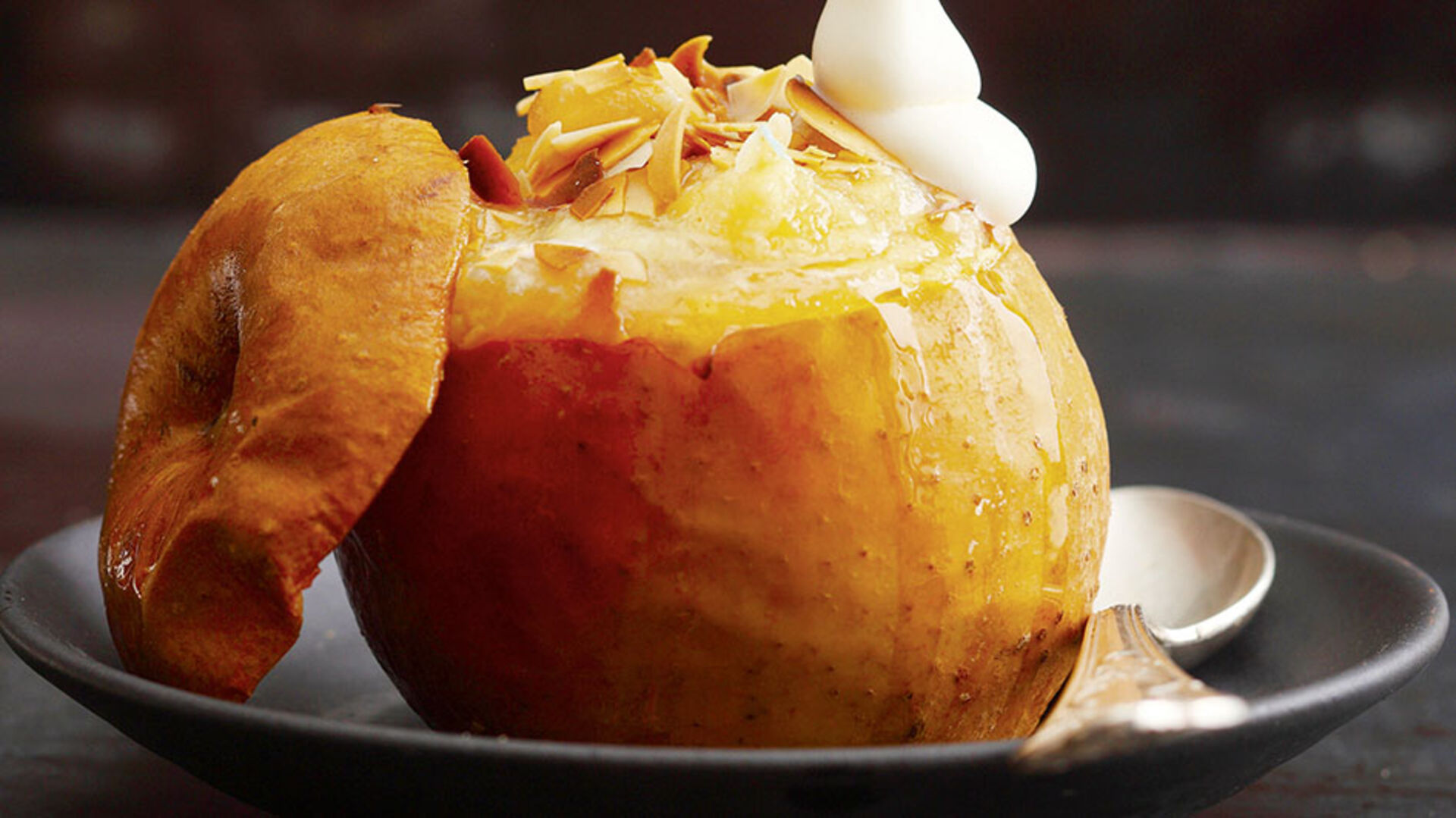 Bratapfel mit Rumsahne