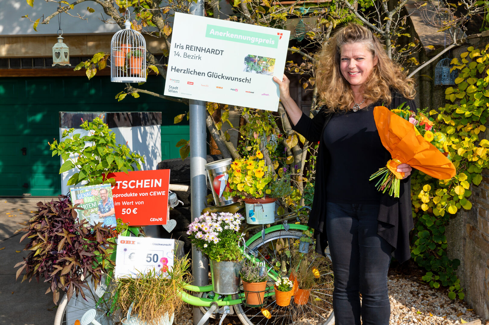 Die Siegerin mit ihrem Anerkennungspreis
