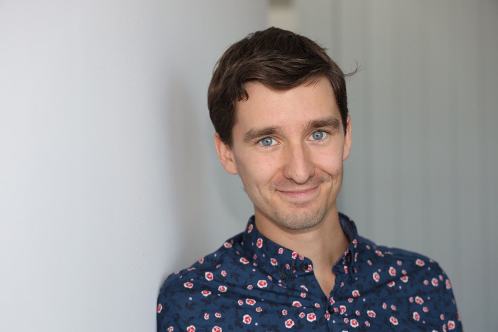 Kabarettist Clemens Maria Schreiner lächelt, Porträtfoto