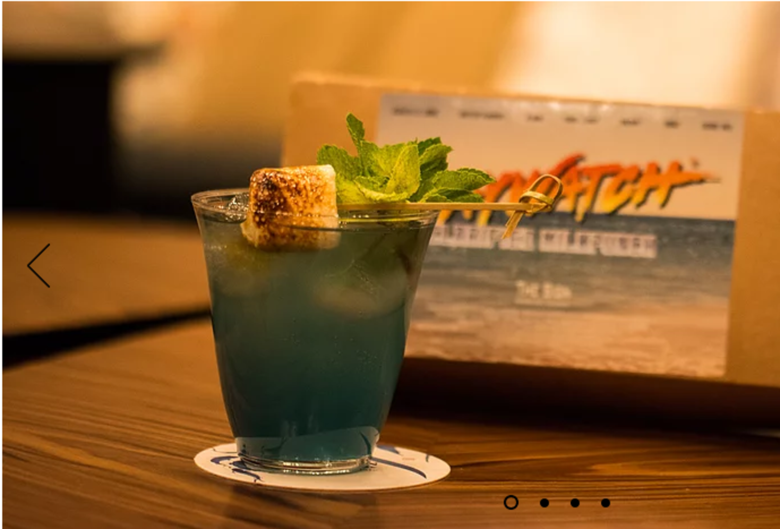 Ein Cocktail mit Karte