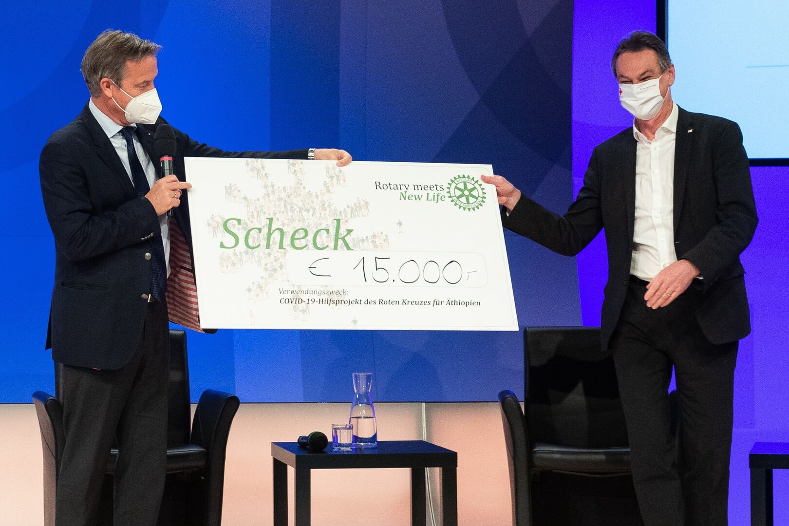 Scheck bei der Übergabe