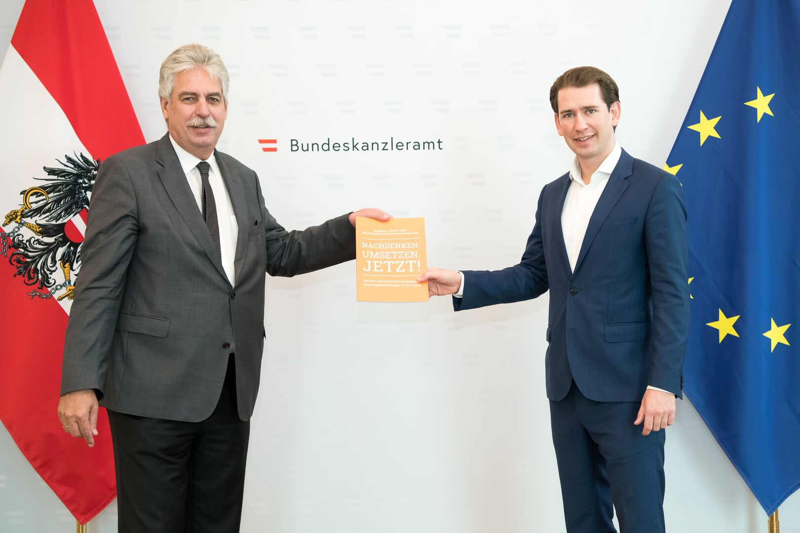Hans Jörg Schelling überreicht Sebastian Kurz das Praevenire-Weißbuch