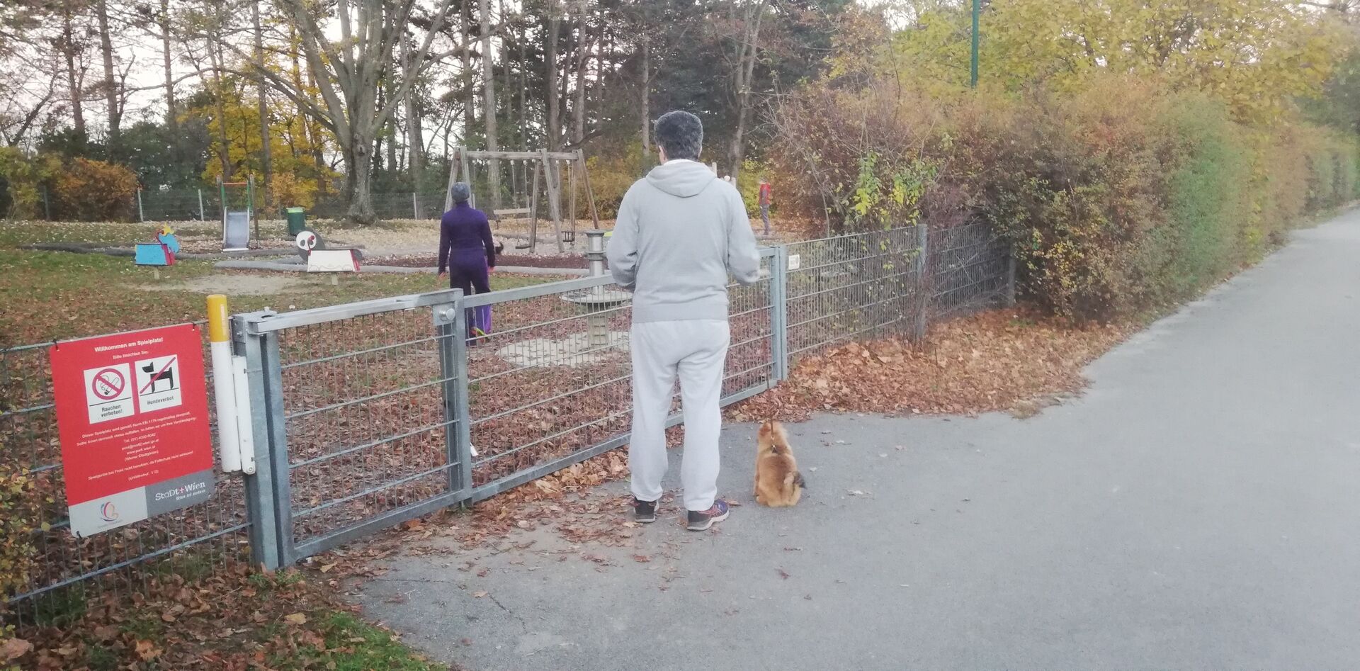 Mann und Hund in Döbling
