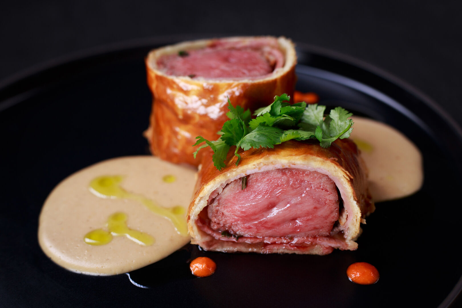 Zwei Scheiben Filet Wellington mit Sauce