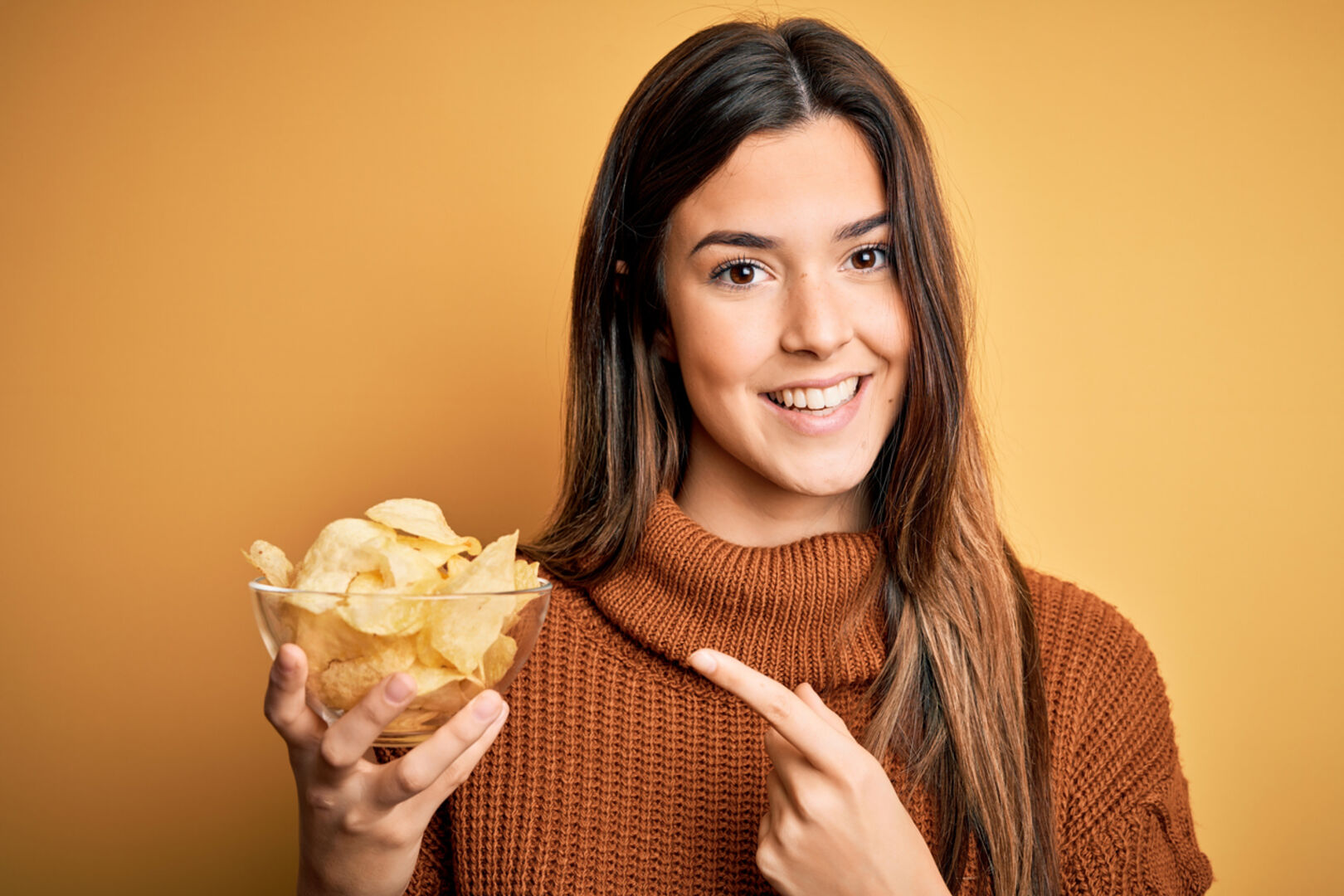 Chips gehören zum Filmabend einfach dazu | Credit: iStock.com/AaronAmat