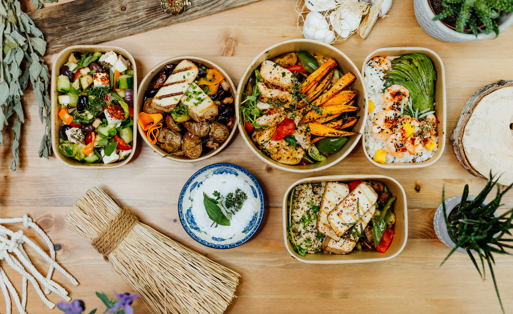 Eine Auswahl gesunder Lieferservice-Gerichte