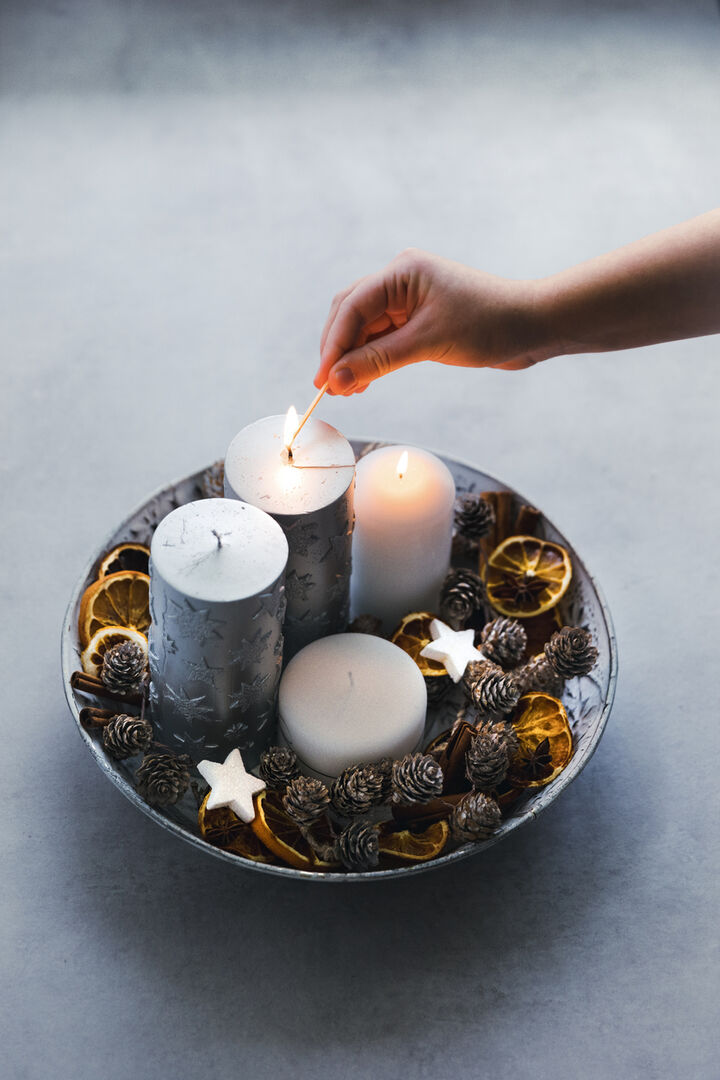 Ein minimalistischer Adventkranz | Credit: iStock.com/NRuedisueli