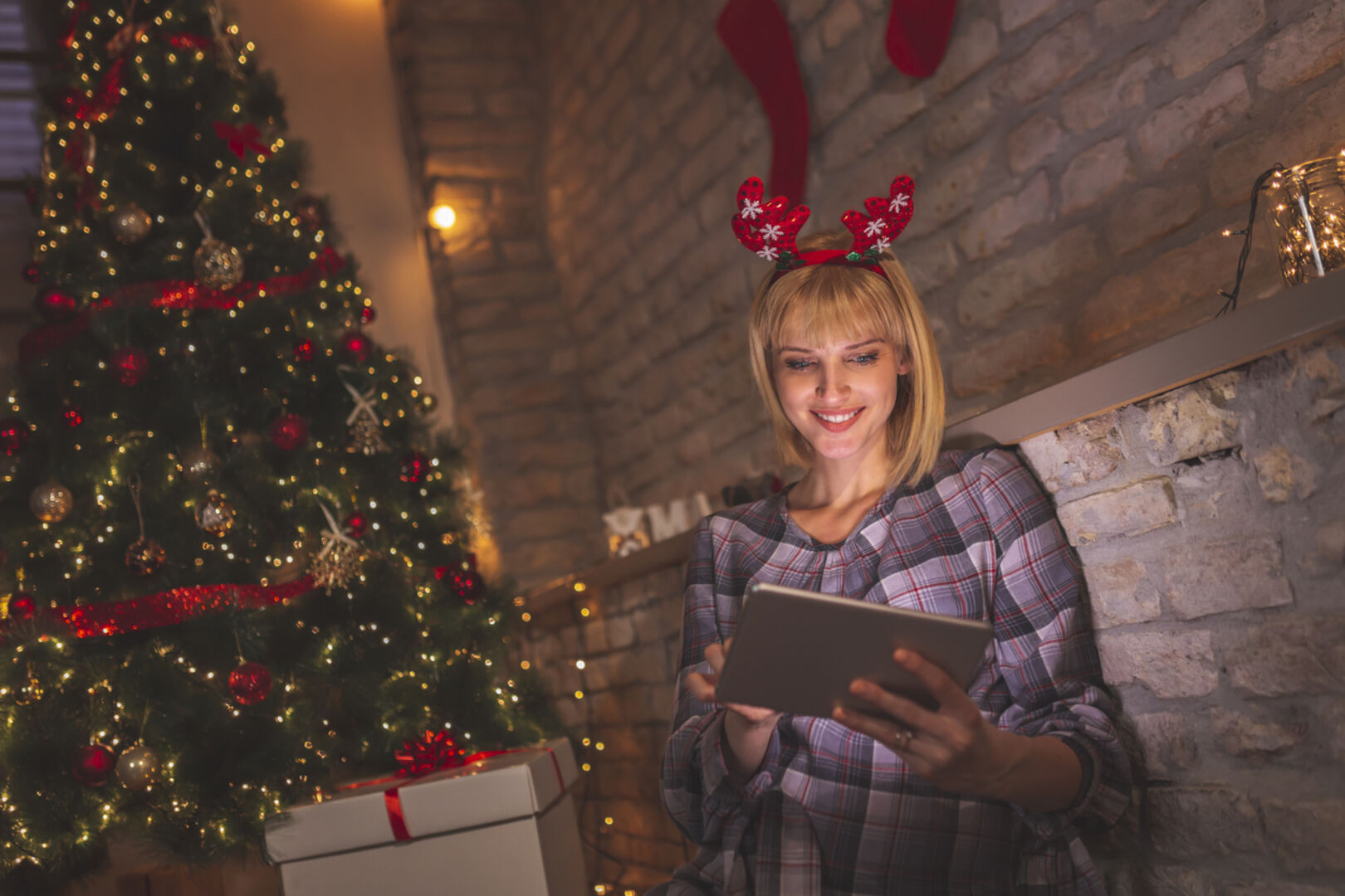Weihnachtsfeier im Homeoffice | Credit: iStock.com/vladans