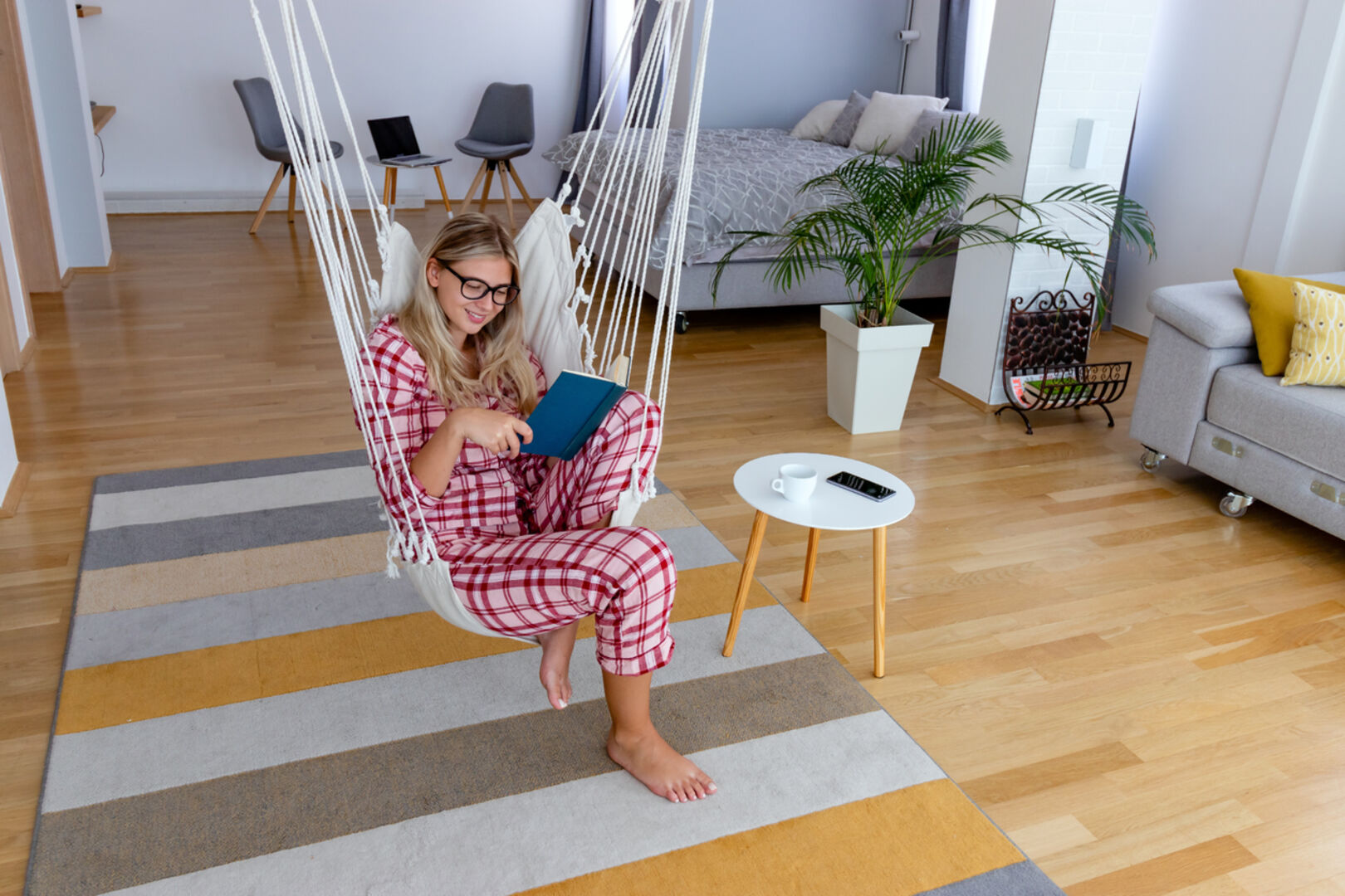 Frau entspannt beim Buchlesen | Credit: iStock.com/Andrej Filipovic