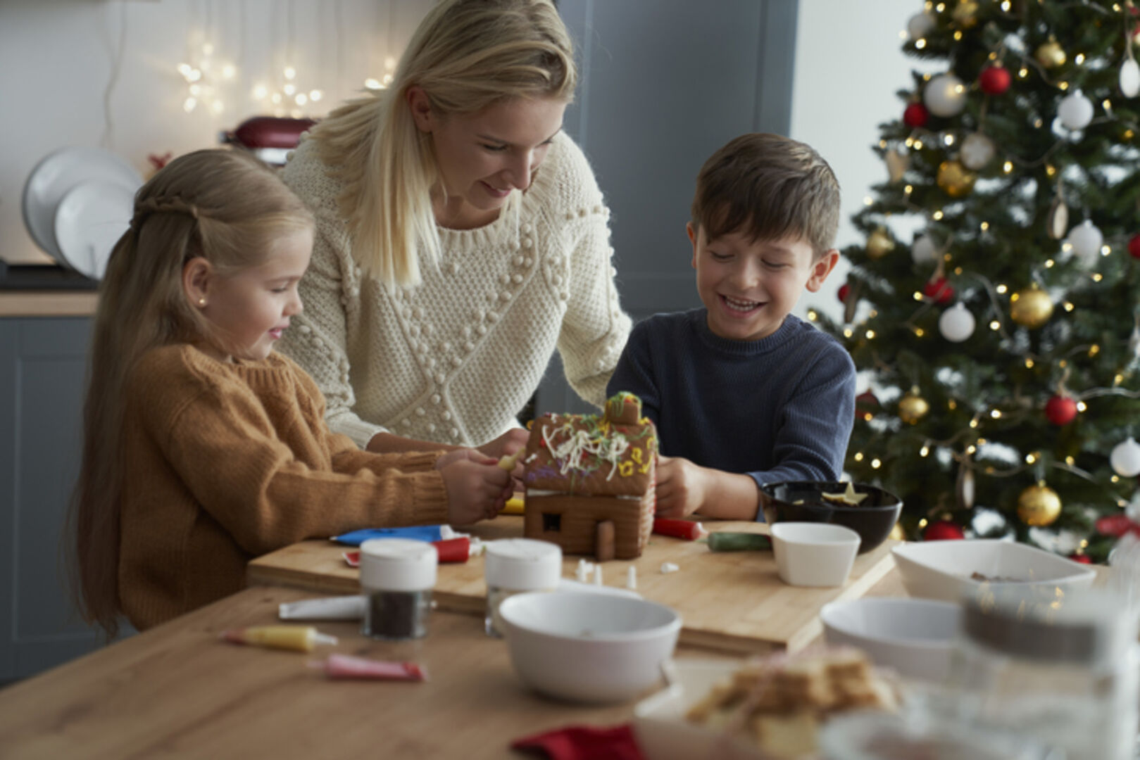 Lebkuchenhaus backen | Credit: iStock.com/gpointstudio