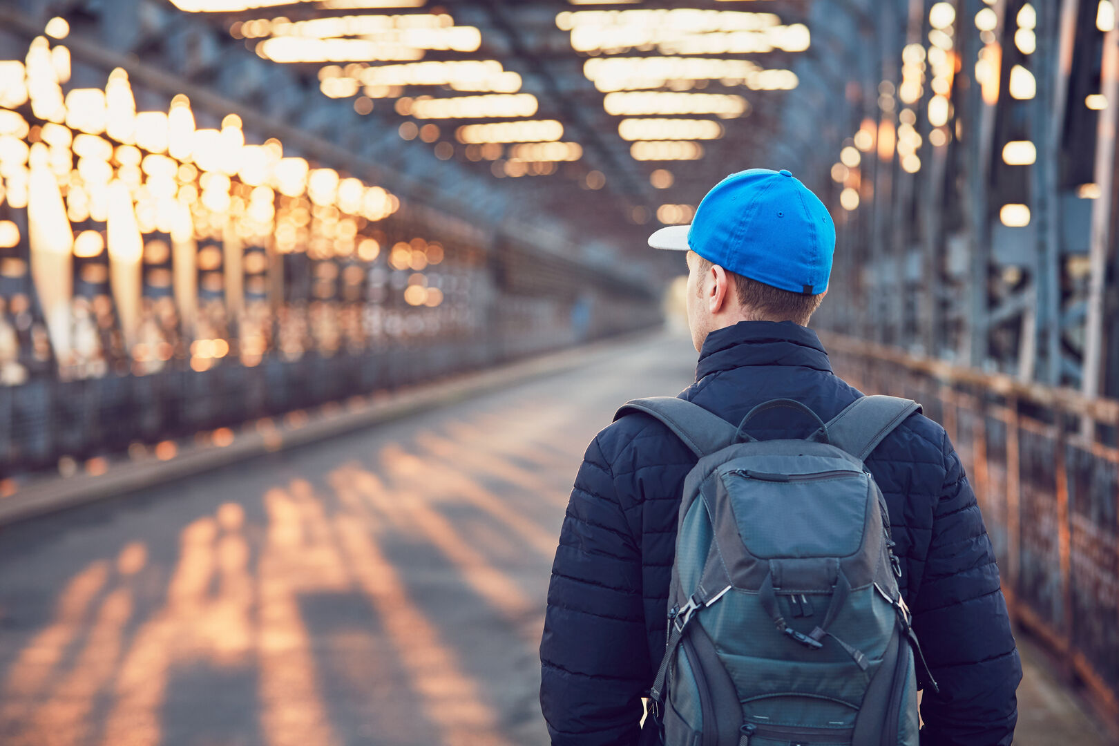 Wanderer auf einer Brücke