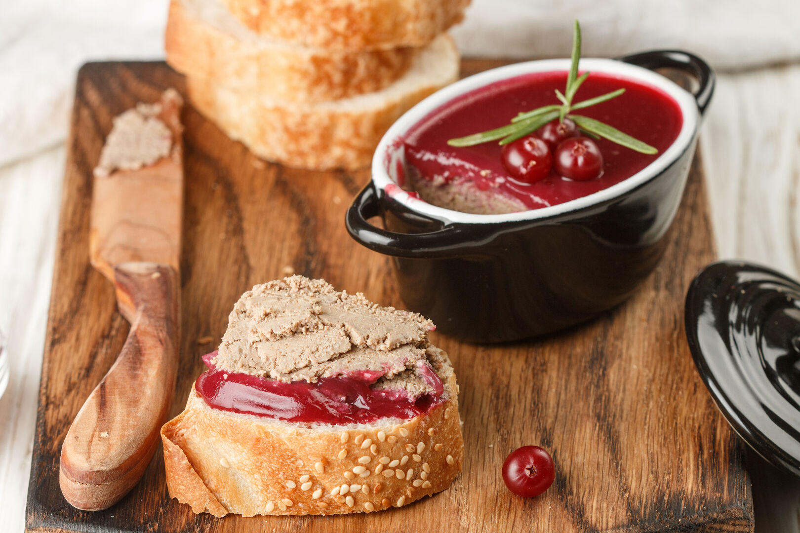 Ein mit Leberpastete bestrichenes Stück Baguette