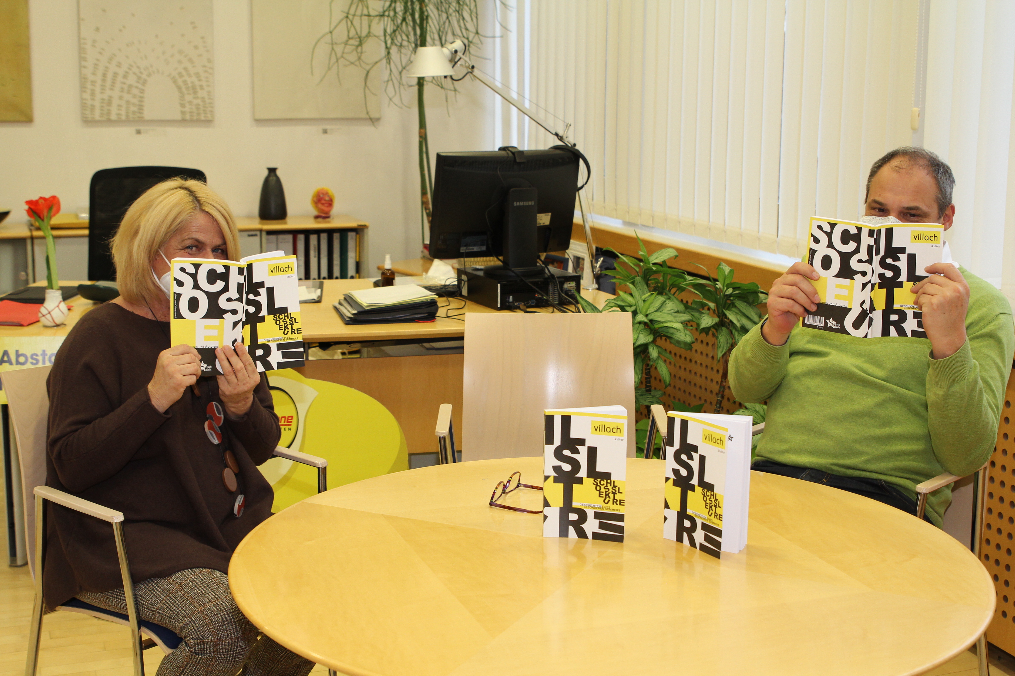 Gerda Sandriesser mit der Schlosslektüre | Credit: Stadt Villach/Kompan