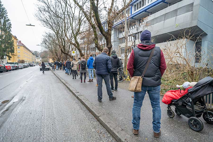 Warteschlangen bei Massentests in Graz