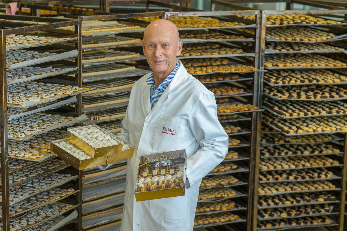 Kurt Mann mit Keksen