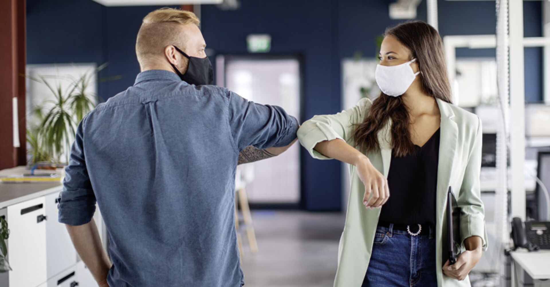 Begrüßung im Büro mit Ellenbogen