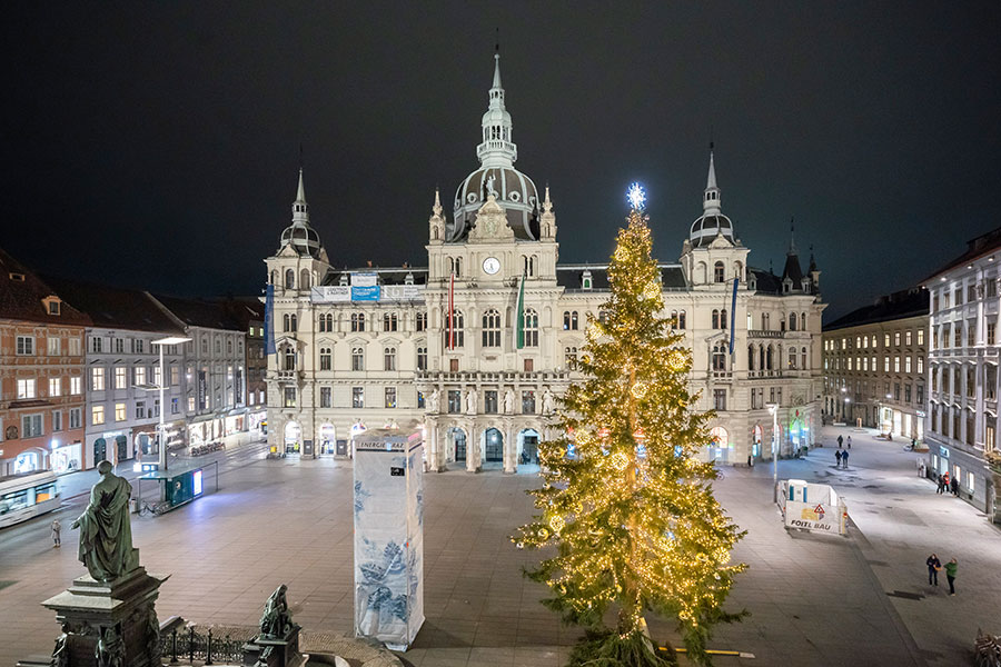 Der Christbaum erleuchtet den Grazer Hauptplatz