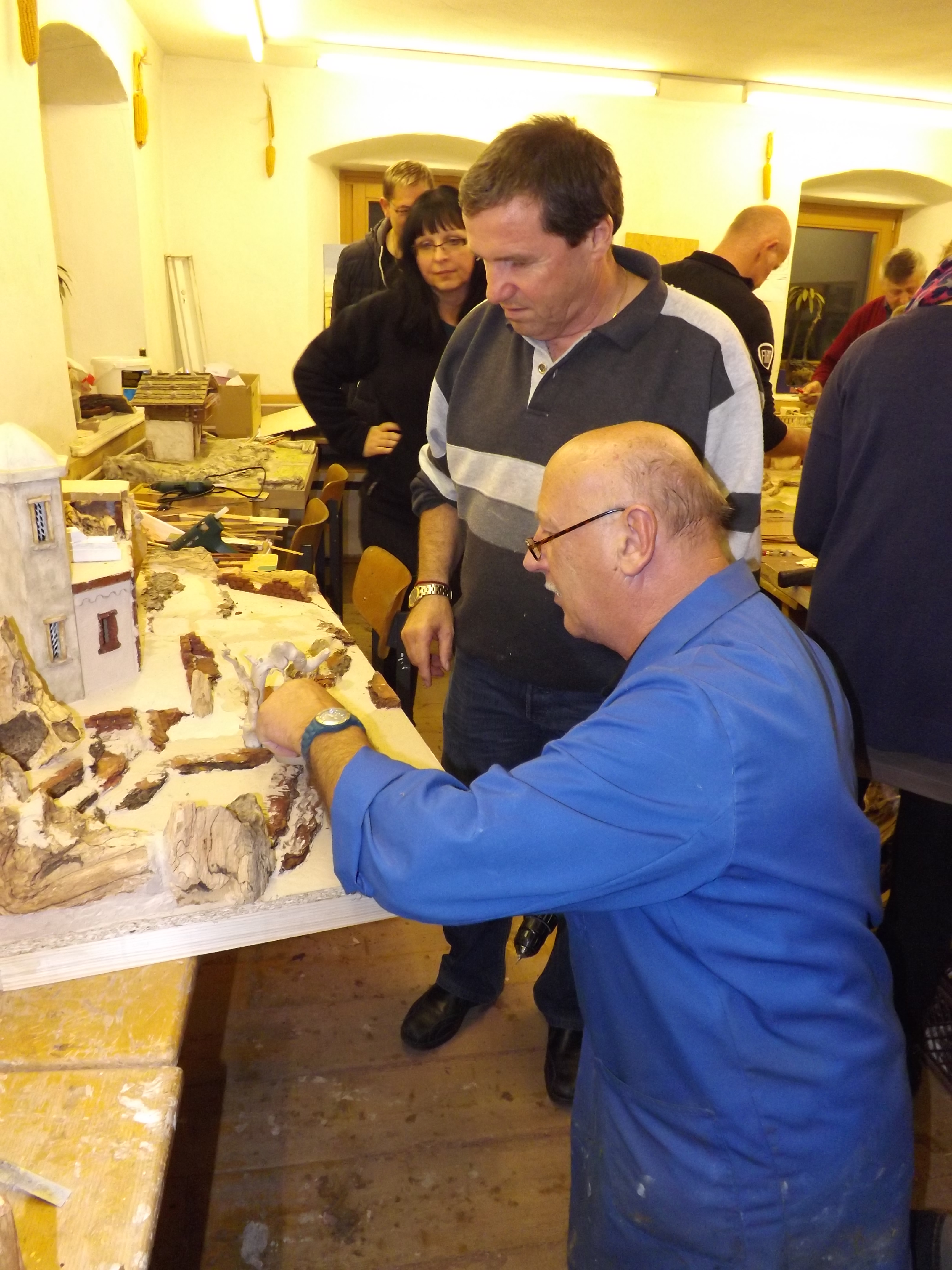 Hilfestellung vom Krippenbaumeister im Krippenbaukurs