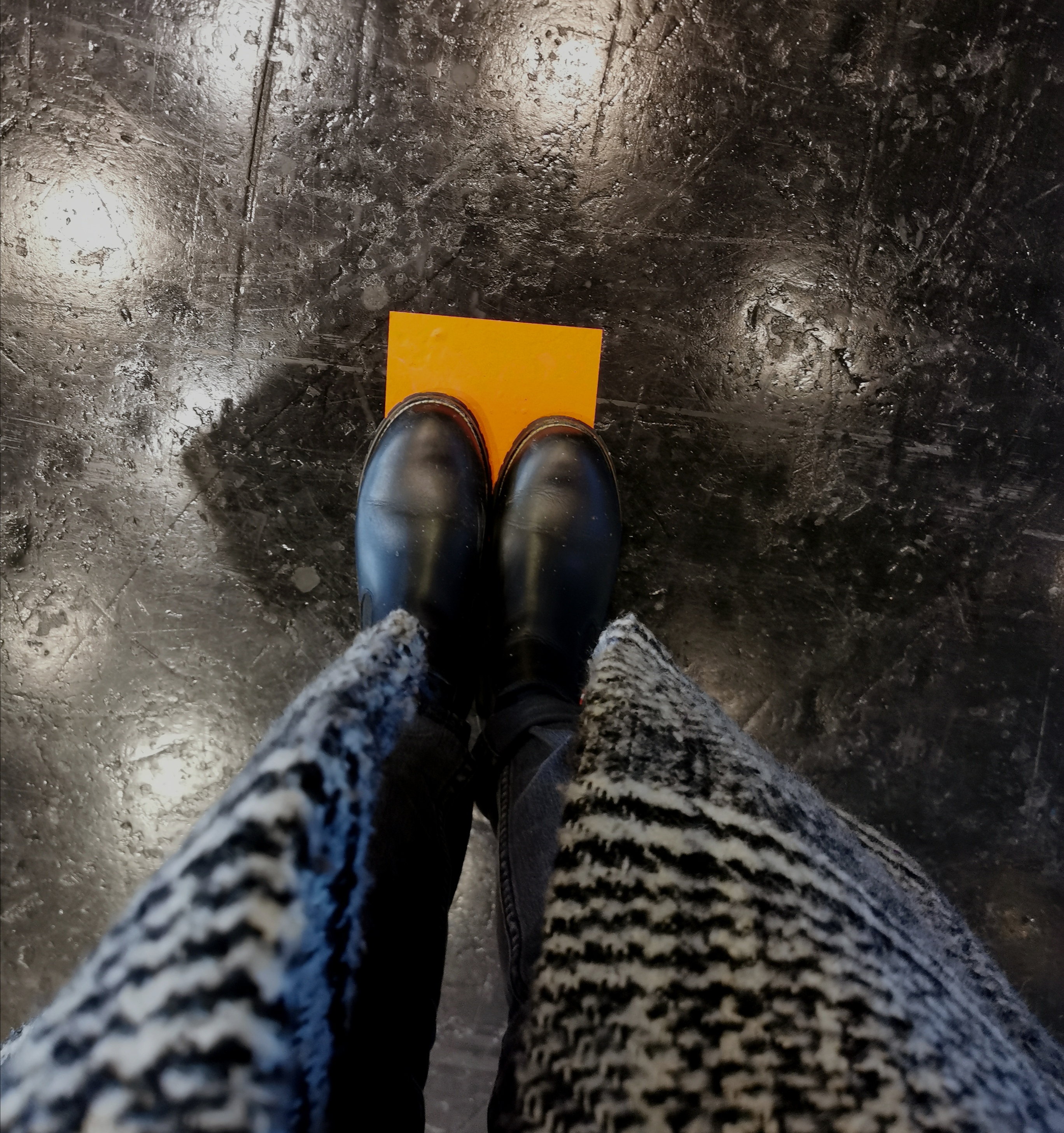 Auf einem orangen Quadrat wartet man nach dem Test