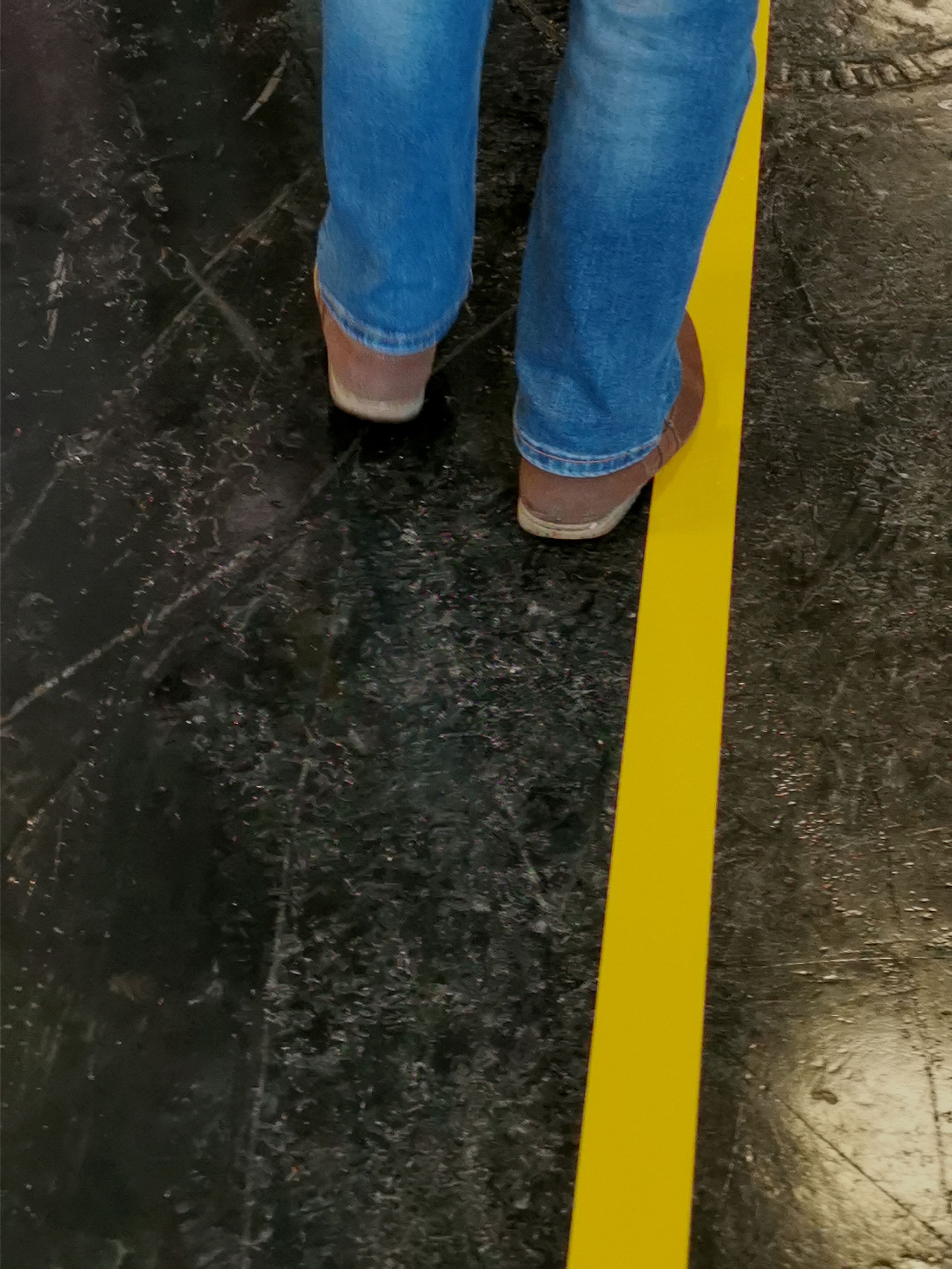 Eine gelbe Linie am Boden dient als Orientierung