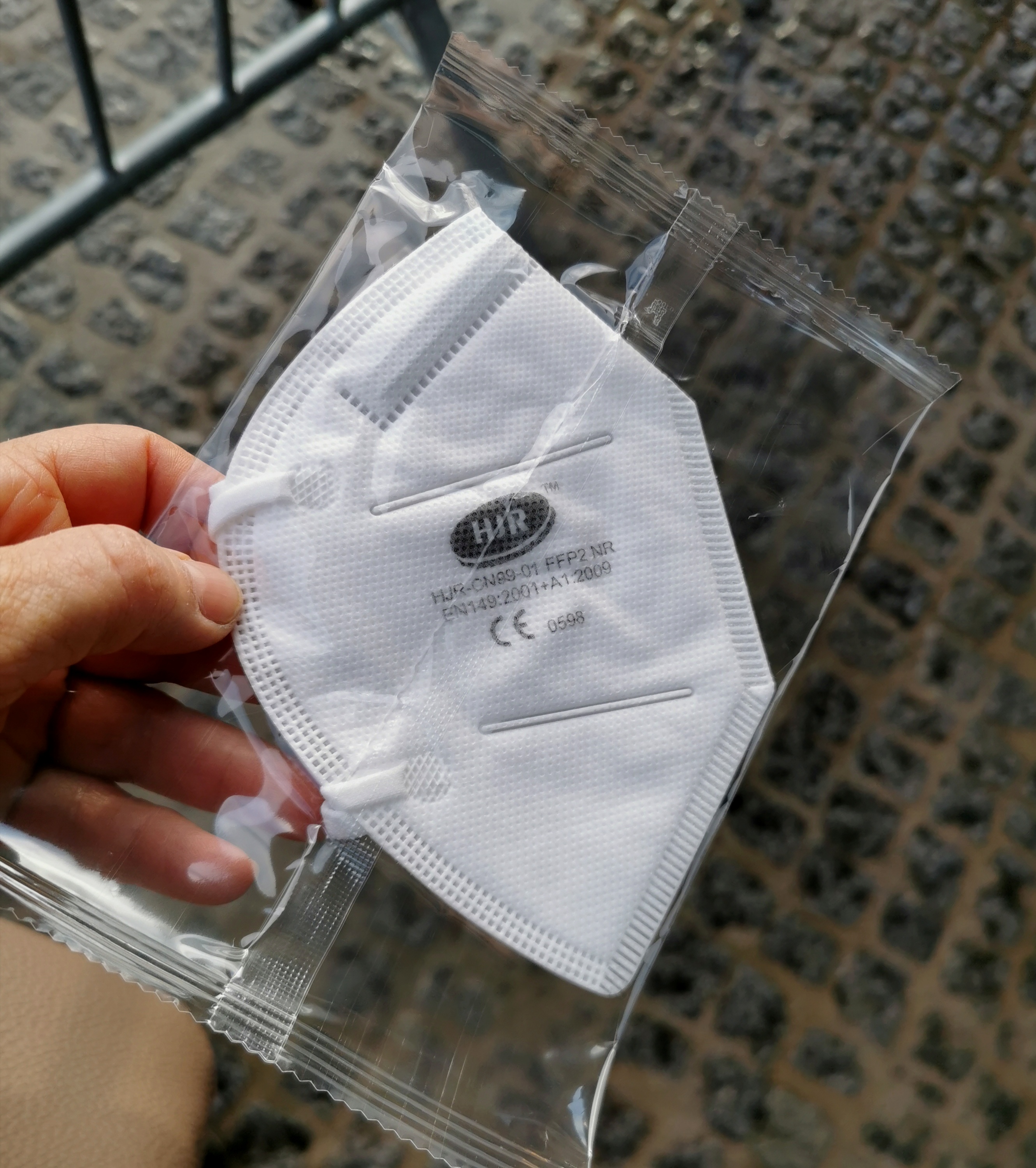 Eine FFP2-Maske in ihrer Klarsichtverpackung