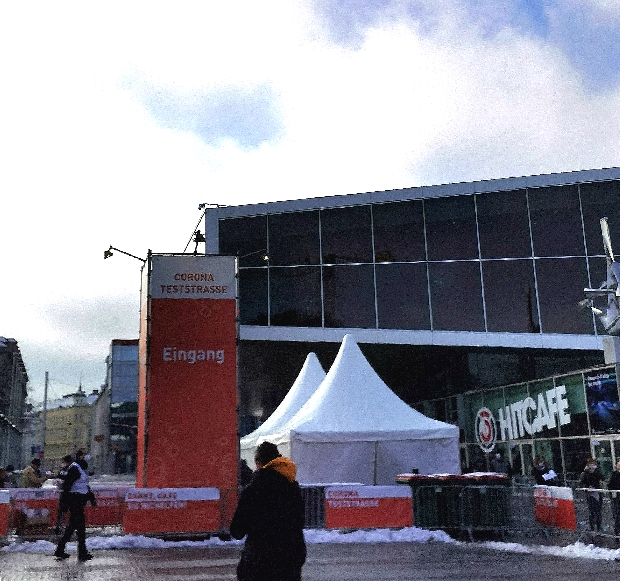 Corona Massentestung in Wien in der Stadthalle, Eingang