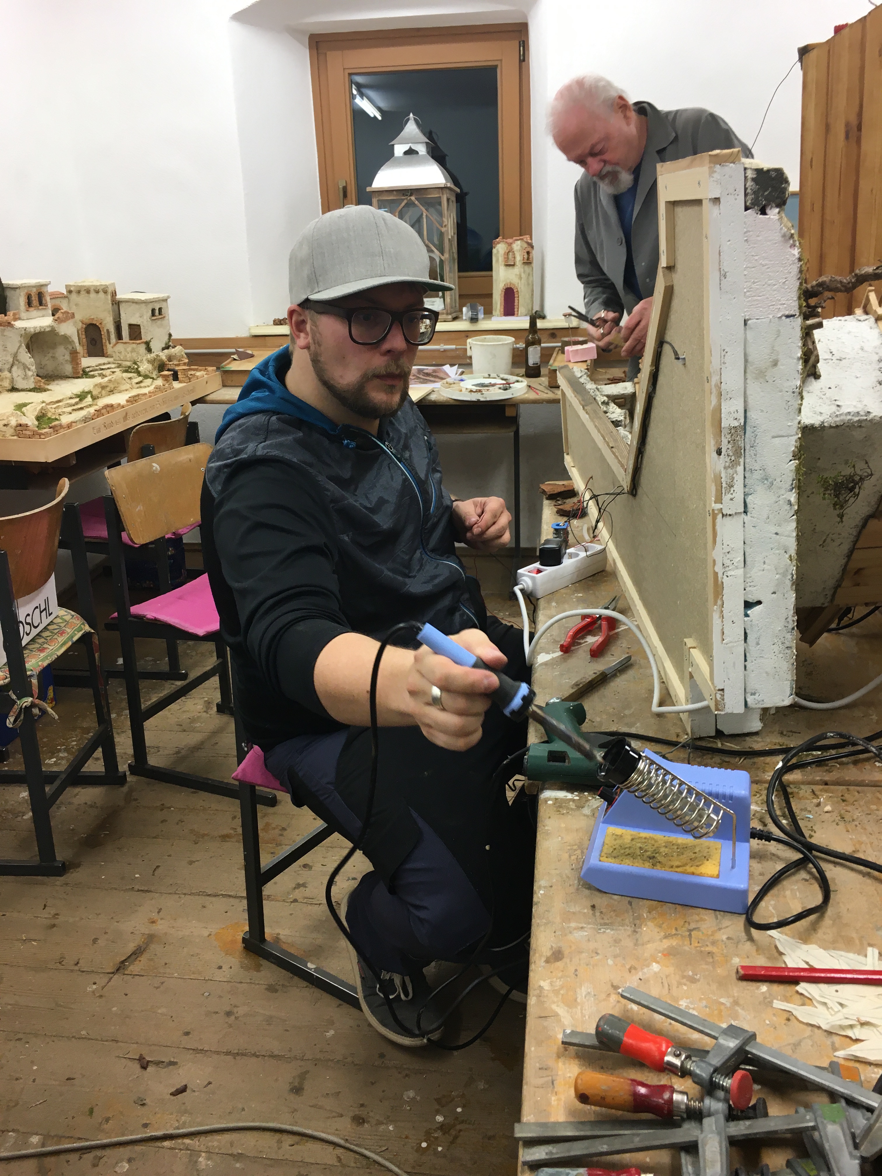 Lichtinstallation einer Krippe im Krippenbaukurs