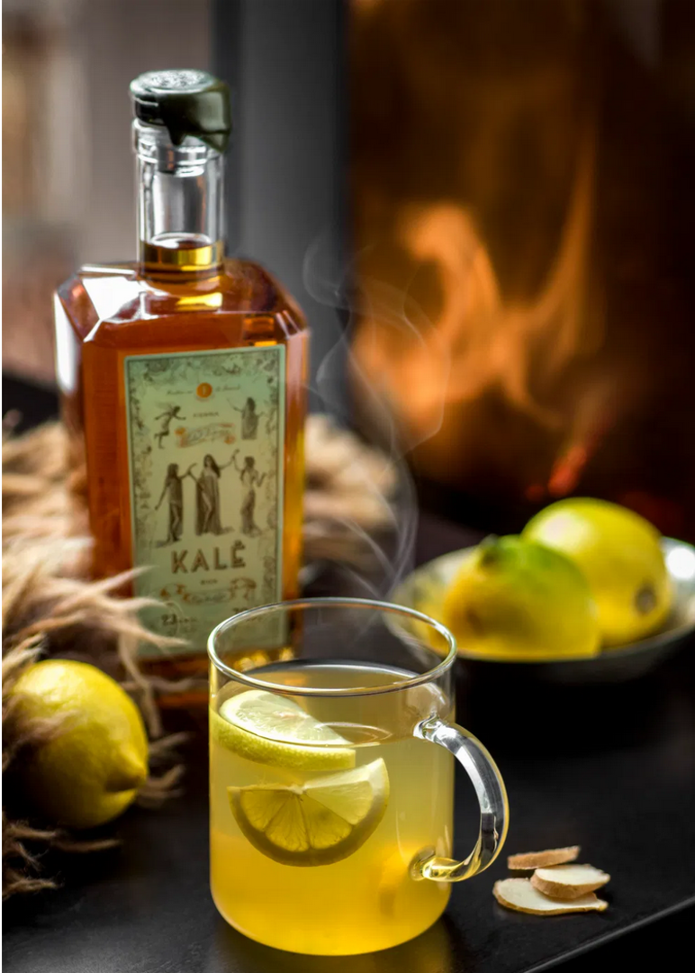 Ein Flasche Likör und ein Glas mit Zitrone