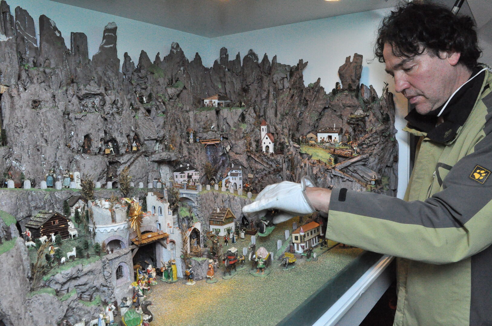 Restaurator Peter Haag beim Herrichten der Probst-Krippe im Volkskunstmuseum.