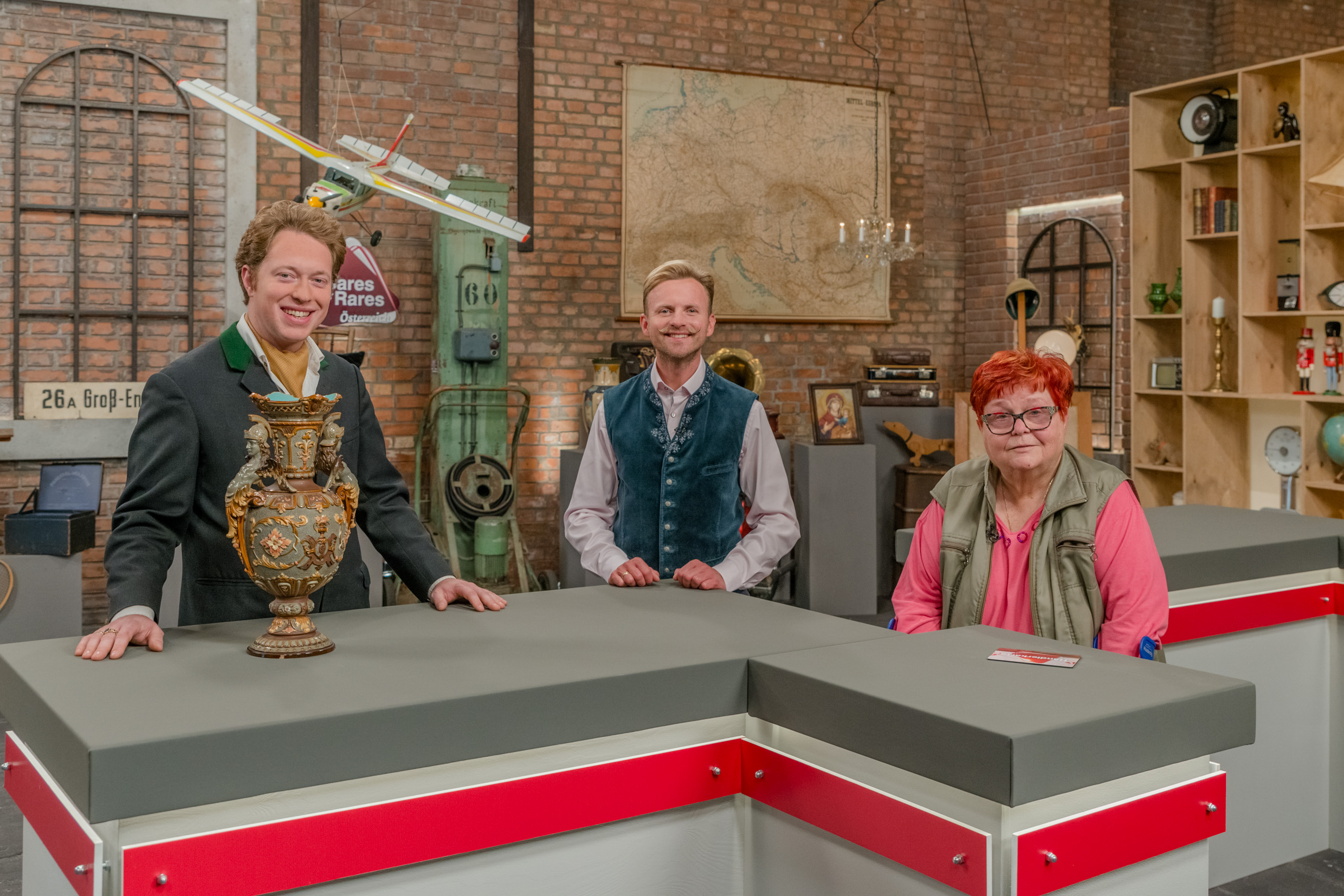 Willi Gabalier mit Expertem und Verkäuferin bei der Expertise