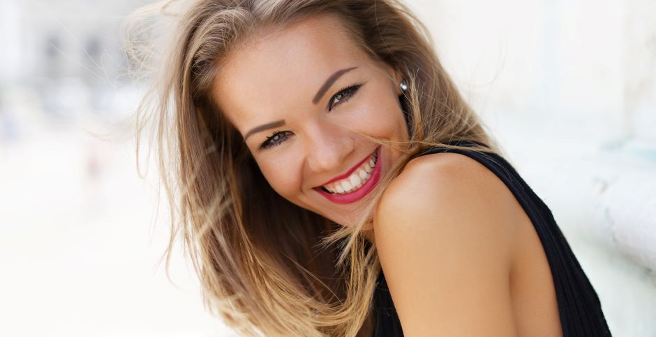 Strahlend weiße Zähne | Credit: iStock.com/sakkmesterke