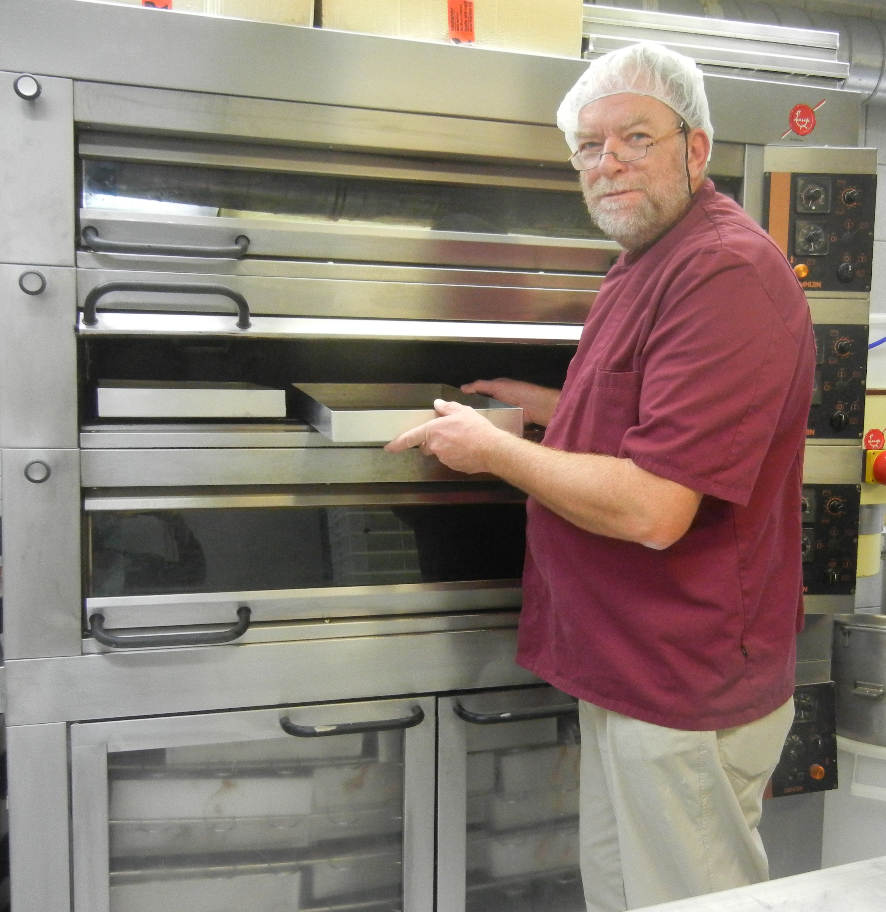 Manfred Salmhofer bei der Herstellung der traditionellen Weihnachtsbäckerei in seiner Manufaktur in Seefeld.