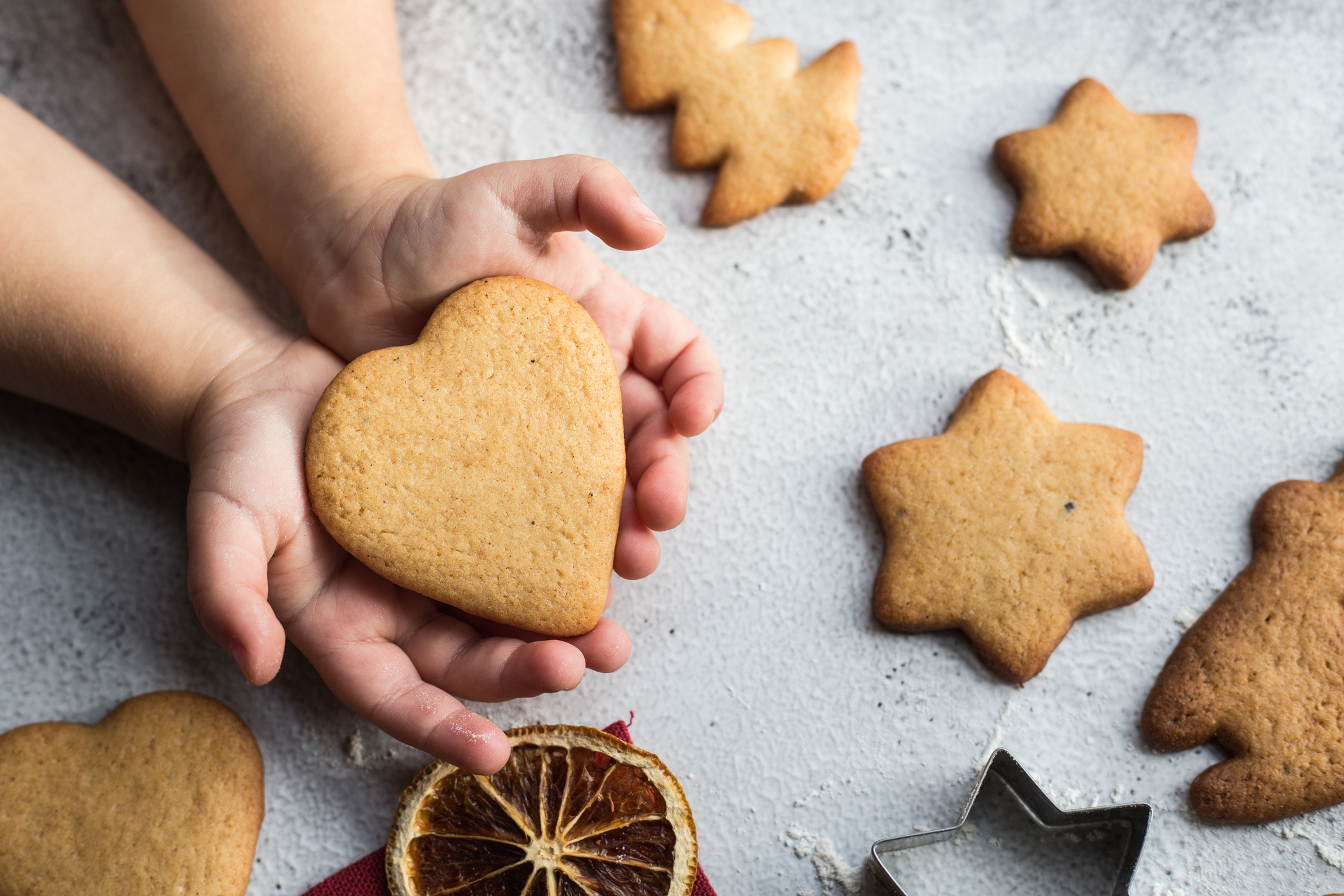 Keksherz in der Hand