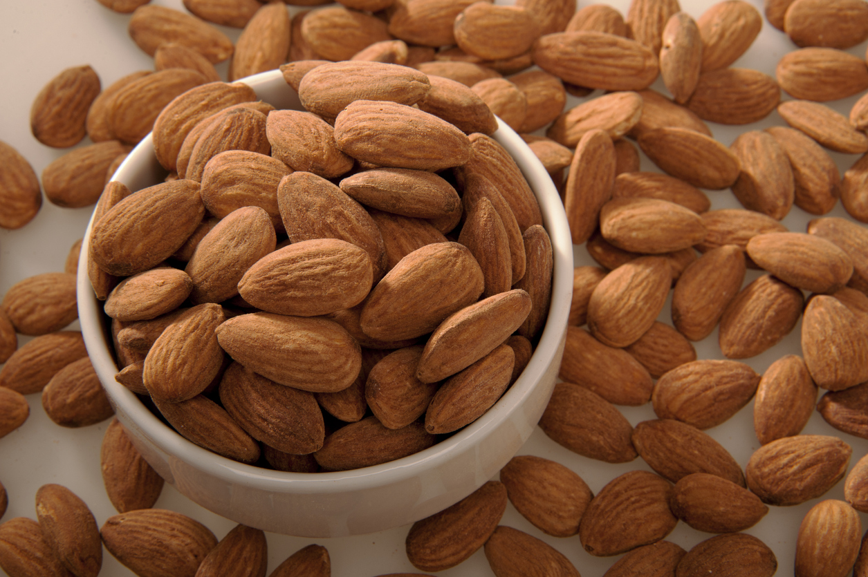 Rohe Mandeln ohne Schalen in weißer Schüssel