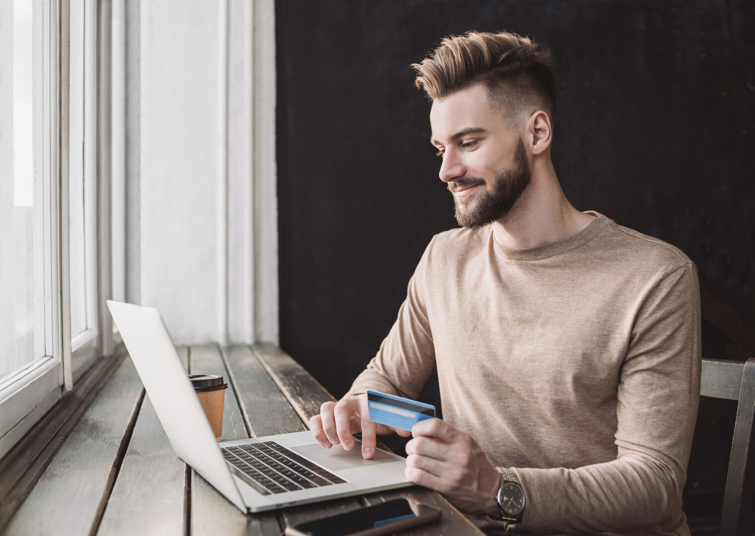 Mann kauft online ein