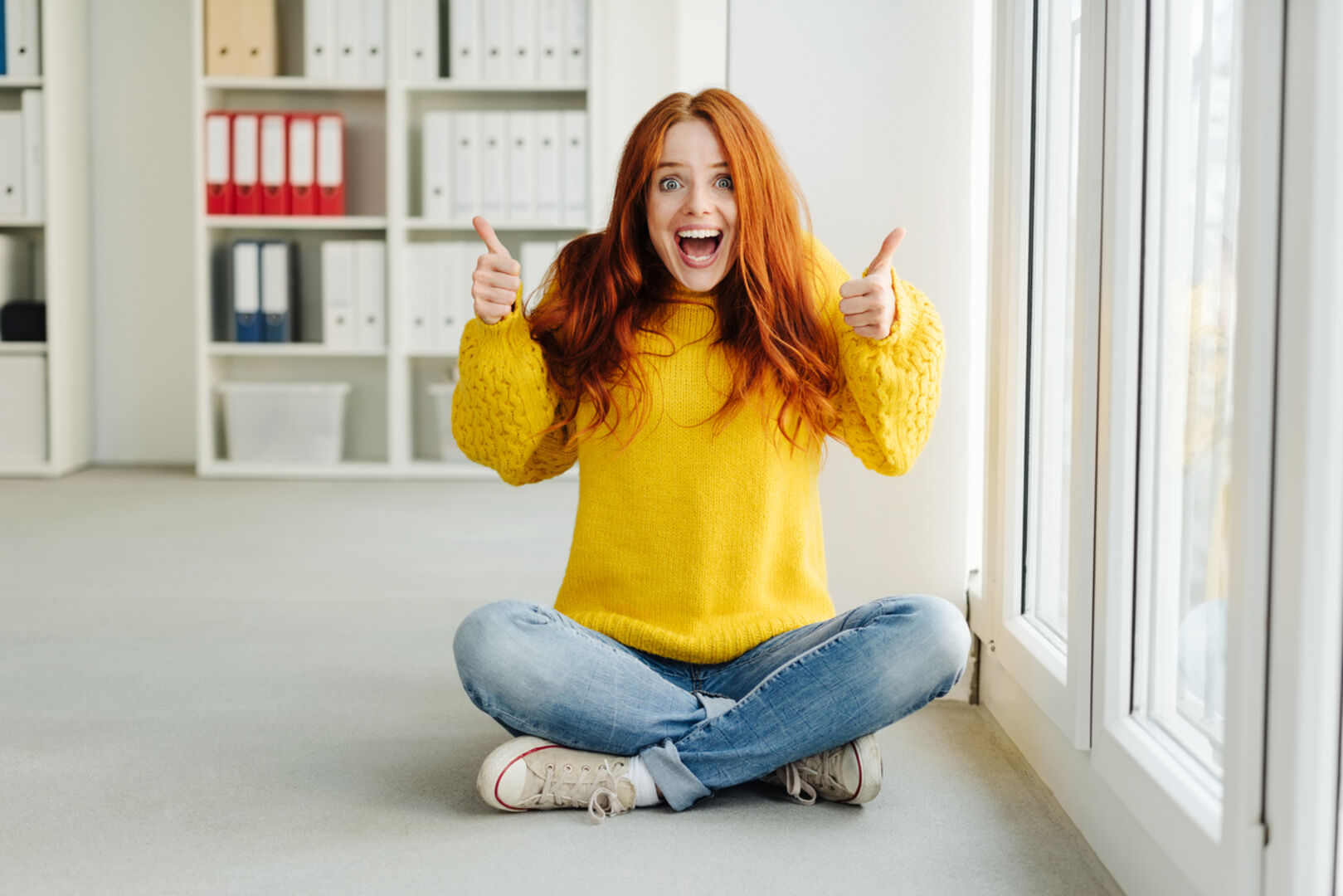 Frau freut sich über Erfolg | Credit: iStock.com/stockfour