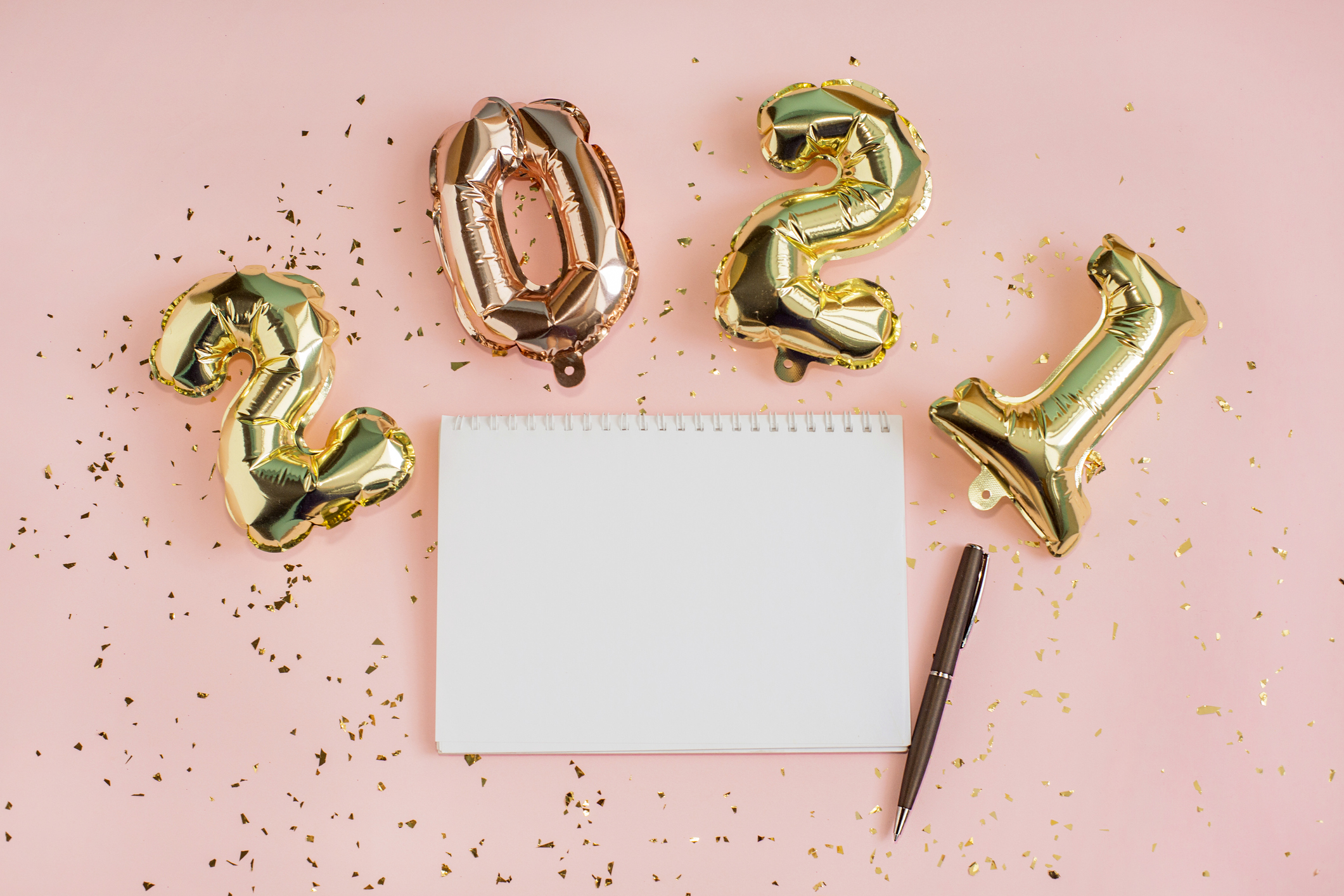 Tisch mit Silvesterdekoration sowie Block und Kugelschreiber