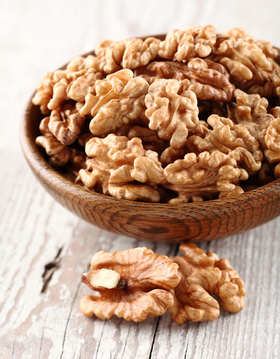 Walnusshälften in einer Holzschale